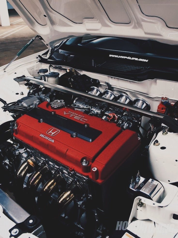 Honda K20a engine with red top.